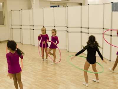 Le piccole utilizzano il cerchio a mo' di hula hoop